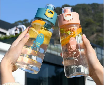 Atacado 700 ml Personalização Coador de chá de plástico sem BPA Garrafa esportiva com infusor de frutas Garrafa de água